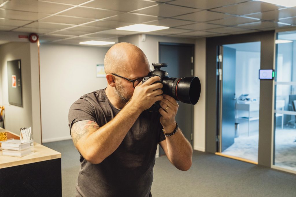 En dag i studion med Carl-Henrik, Elite Studio grundaren Elite Studio reklamfoto reklamfilm filmproduktion Reklam, content, marknadsföring, fotograf, fotografi, foto, video, Videograf