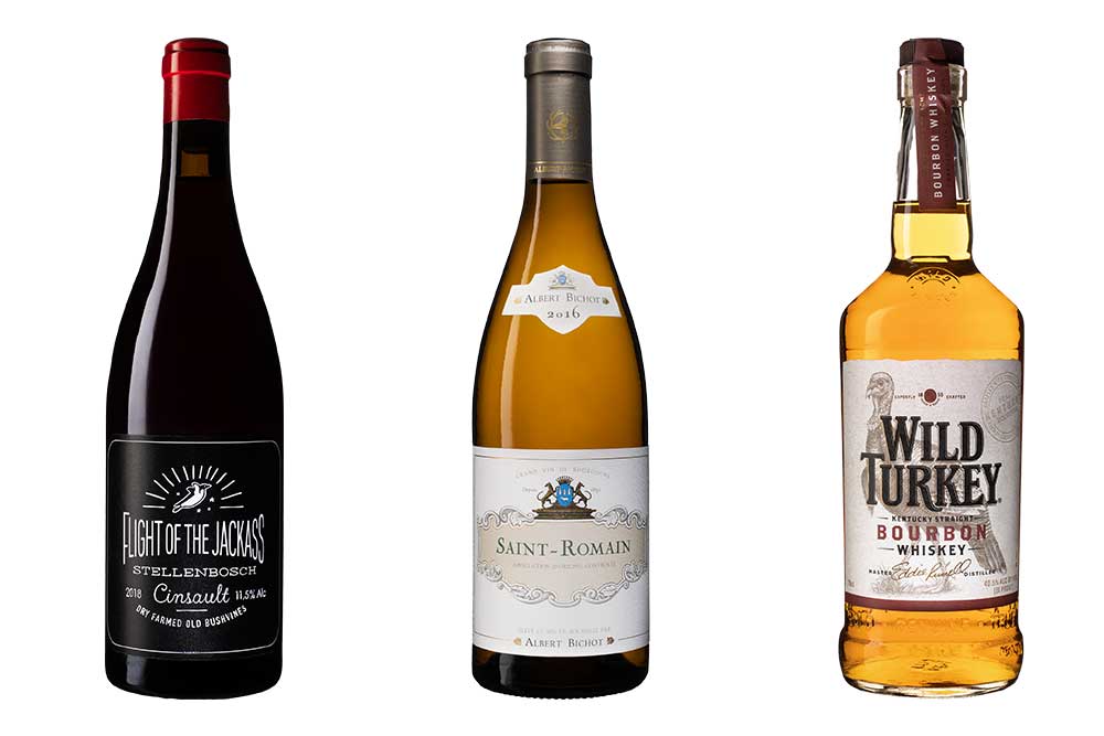 två vinflaskor och en bourbonflaska med vit bakgrund