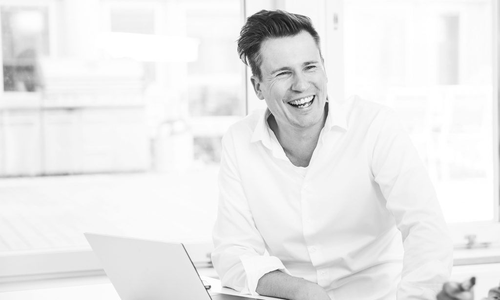 Vi på Elite Studio är proffs på personalporträtt. Era kunder ska snabbt känna förtroende för dina medarbetare. Här kommer vi in i bilden och hjälper er att berätta er historia med personalfoto.