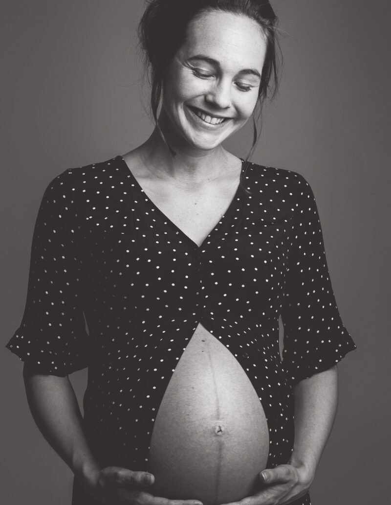 ung och glad mamma gravidfotograferas i göteborg